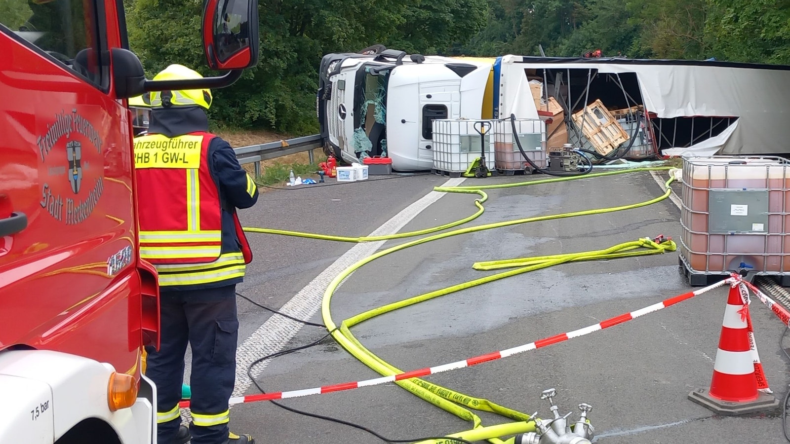Der umgekippte Lastwagen auf der A565.