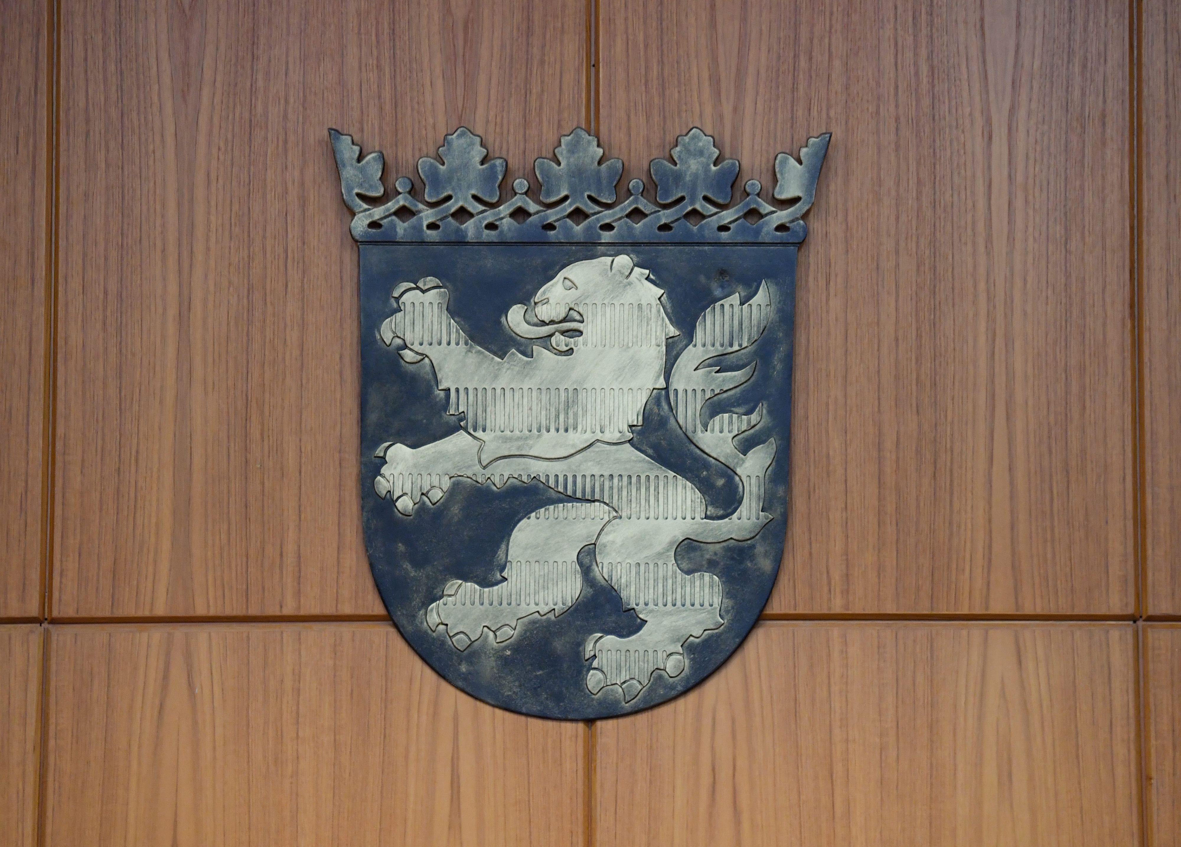 Ein Wappen mit dem Hessen-Löwen ist in einem Gerichtssaal des Frankfurter Landgerichts an der Wand befestigt.