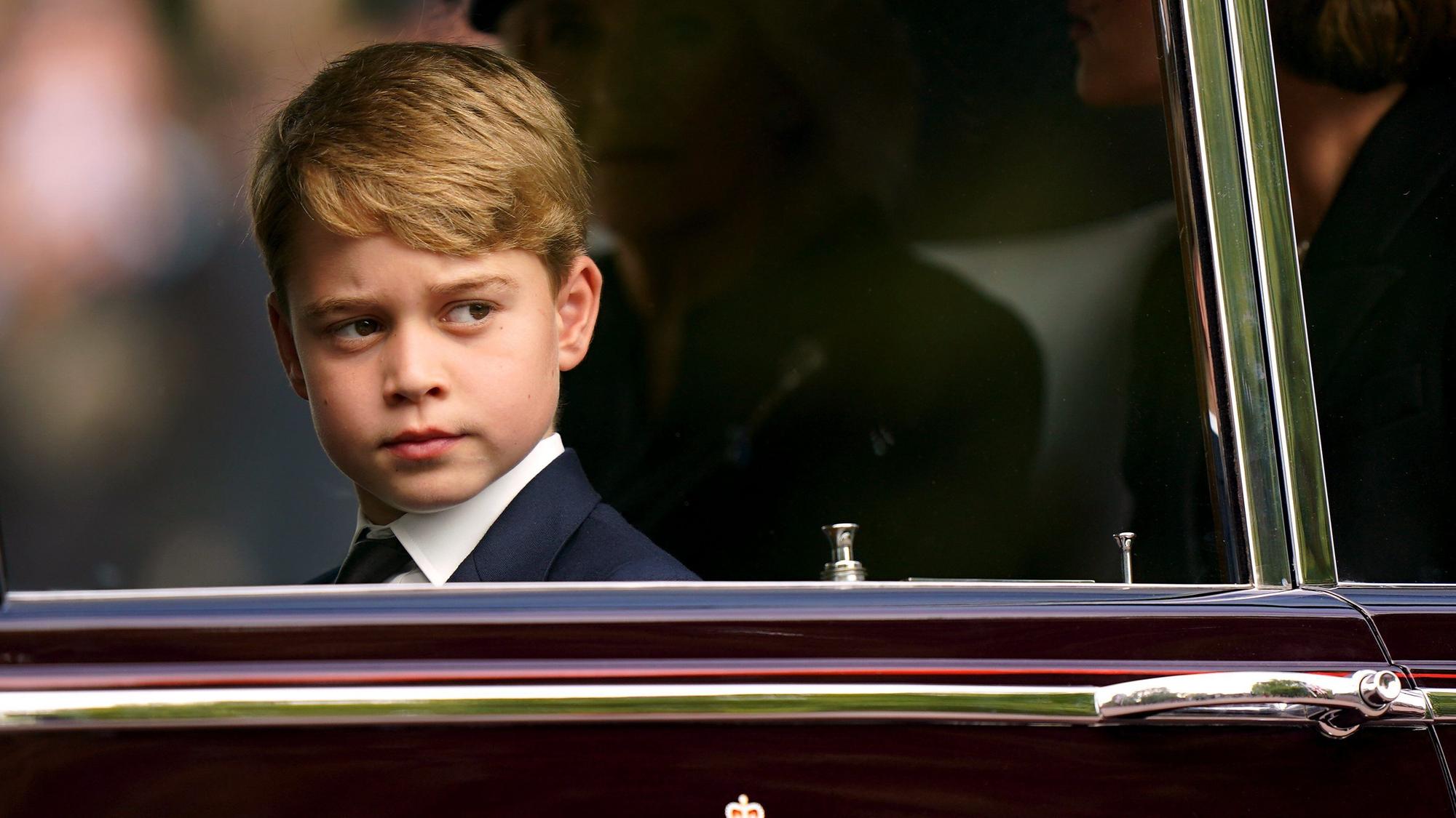Prinz George sitzt bei der feierlichen Prozession nach dem Staatsakt vor der Beisetzung von Königin Elizabeth II. in einer Limousine.