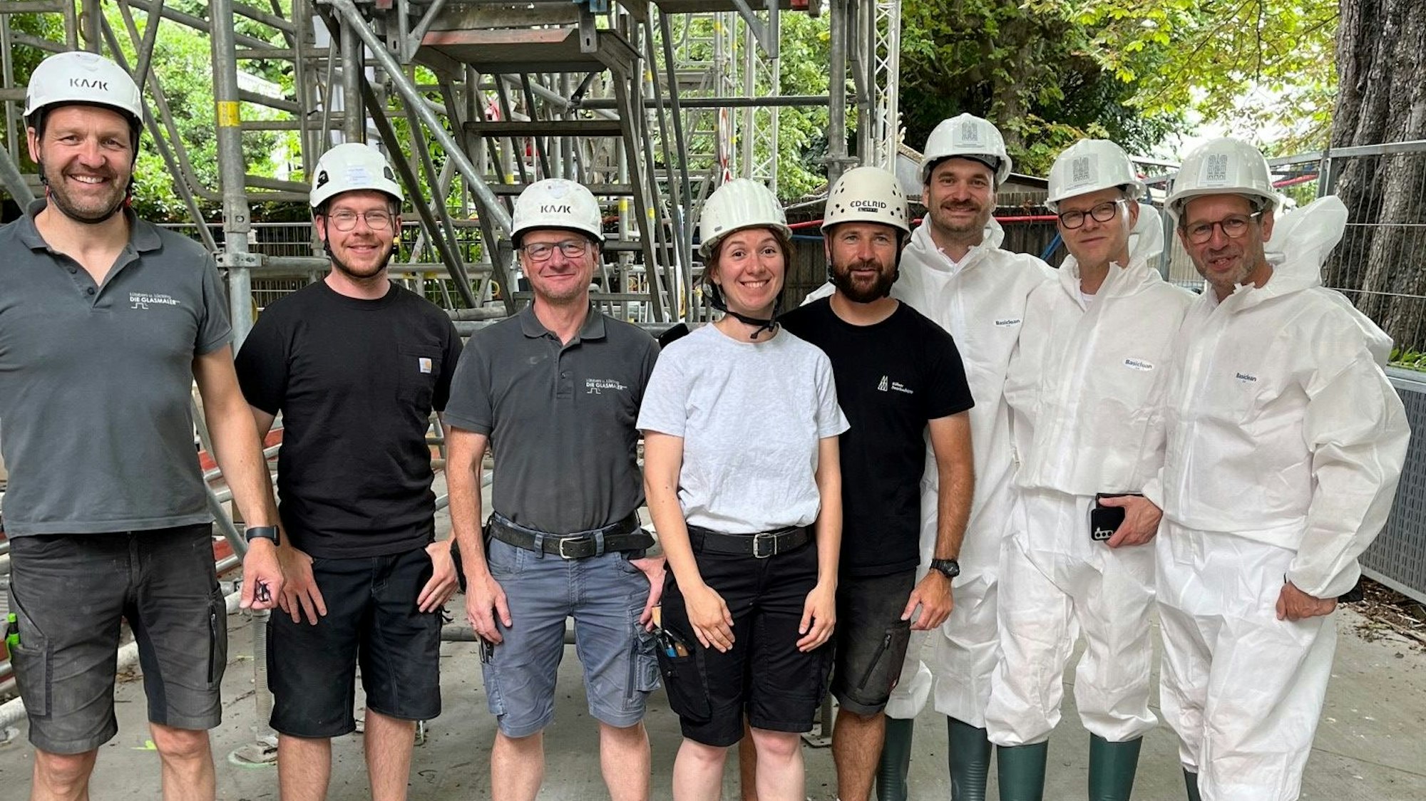 Mitarbeitende der Kölner Dombauhütte an Notre Dame in Paris. Rechts Dombaumeister Peter Füssenich, in der Mitte Glasrestauratorin Élodie Schneider