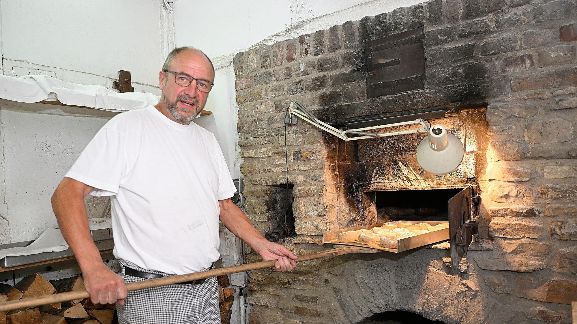 Bäckermeister Bernhard Fröhlingsdorf beim Backen im Bergischen Museum in Bensberg.