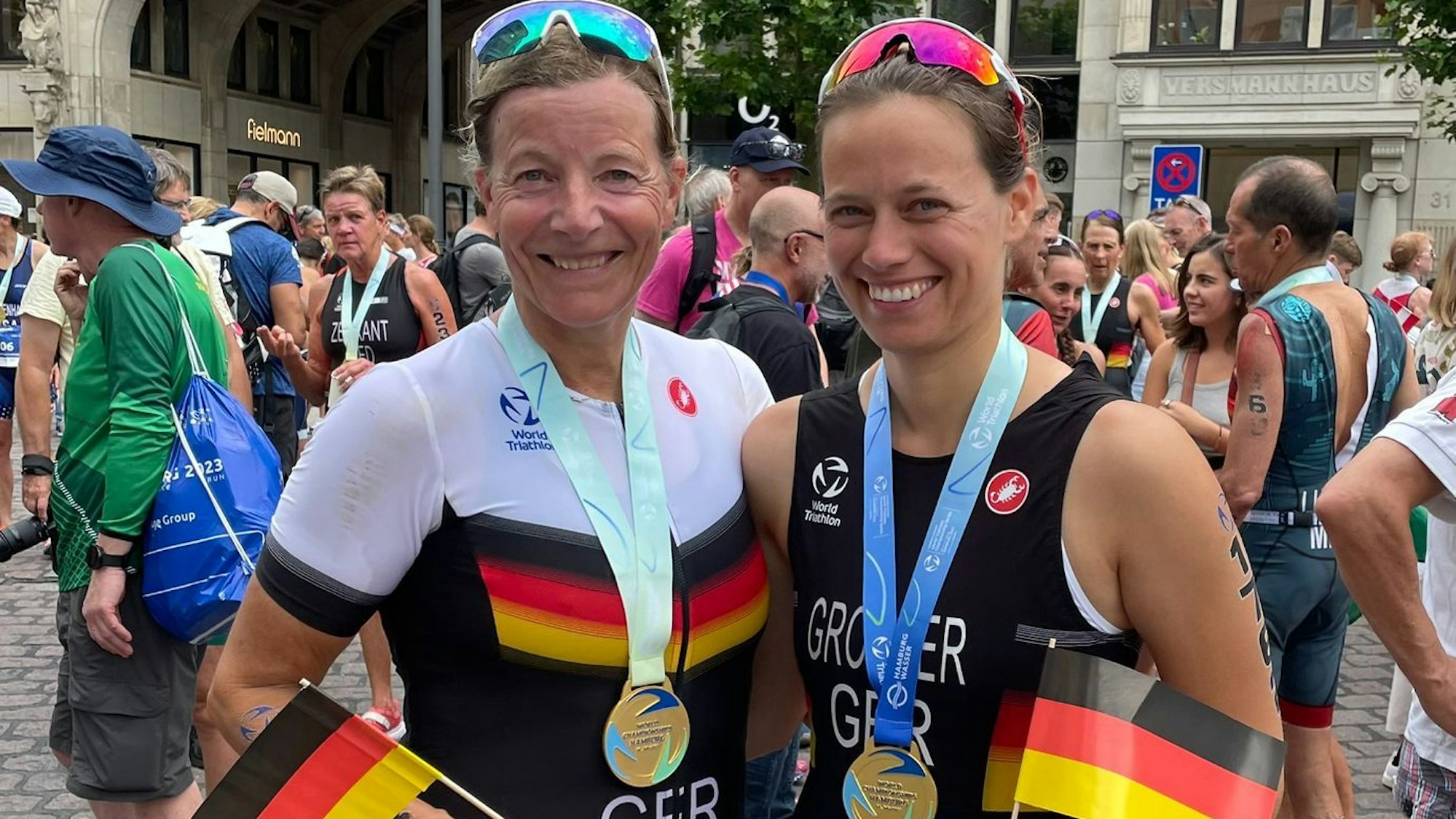 Zwei Sportlerinnen im Deutschlandtrikot.