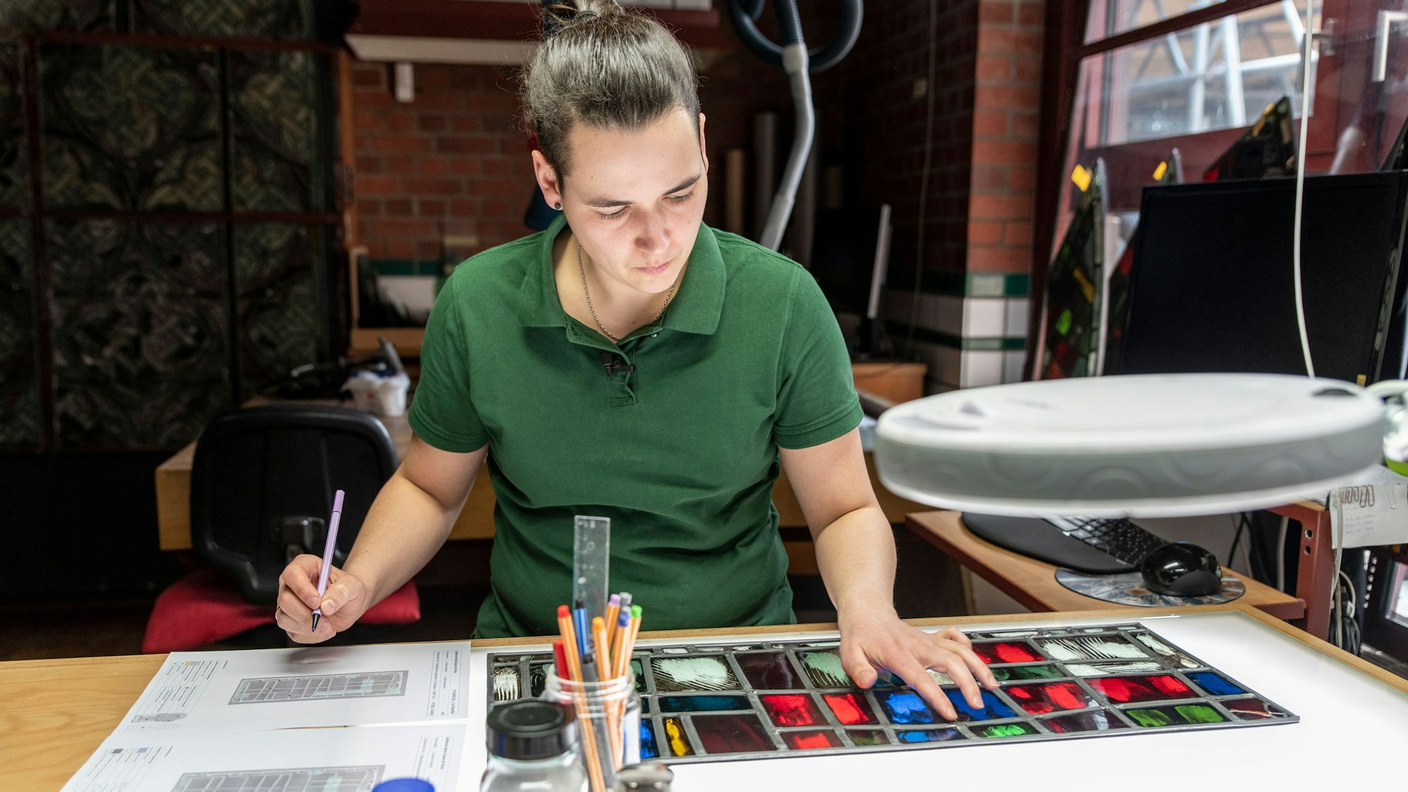 Glasrestauratorin Wiebke Schneppel arbeitet an einem der Fenster aus Notre-Dame in Paris.