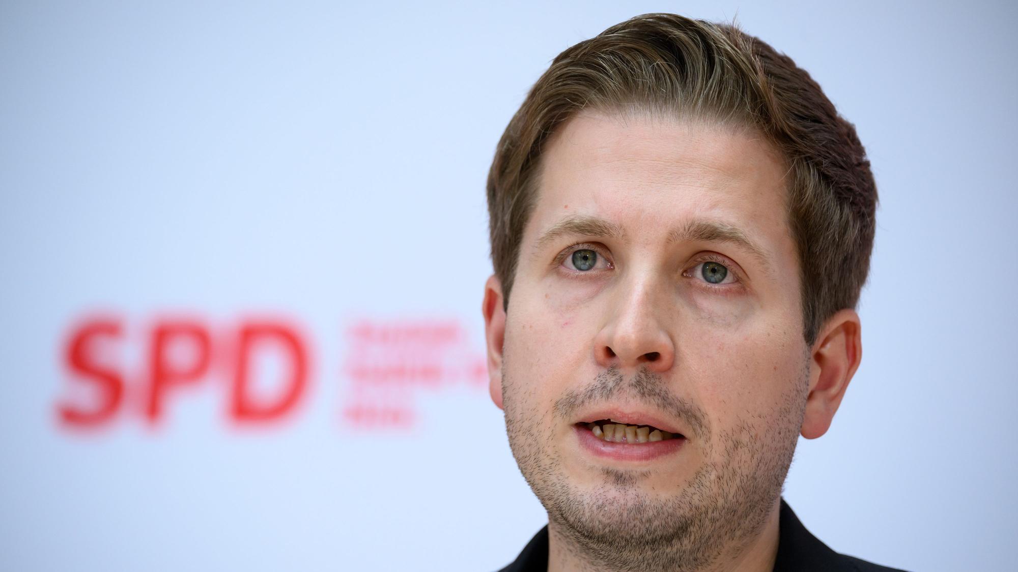 Kevin Kühnert, SPD-Generalsekretär, hat empört auf Aussagen von CDU-Chef Friedrich Merz bei der CSU-Klausur in Andrechs reagiert. Merz hatte die Union dort als eine „Alternative für Deutschland mit Substanz“ bezeichnet. (Archivbild)