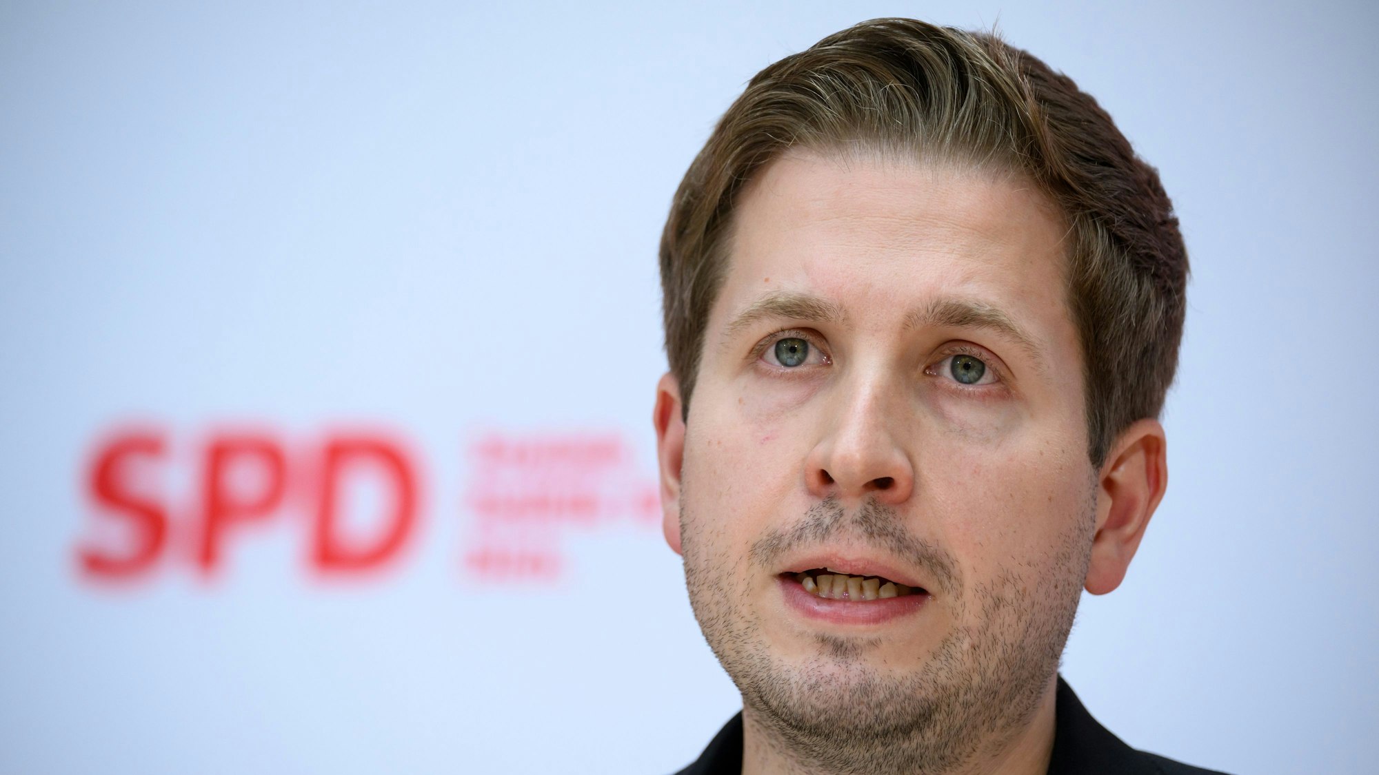 Kevin Kühnert, SPD-Generalsekretär, hat empört auf Aussagen von CDU-Chef Friedrich Merz bei der CSU-Klausur in Andrechs reagiert. Merz hatte die Union dort als eine „Alternative für Deutschland mit Substanz“ bezeichnet. (Archivbild)