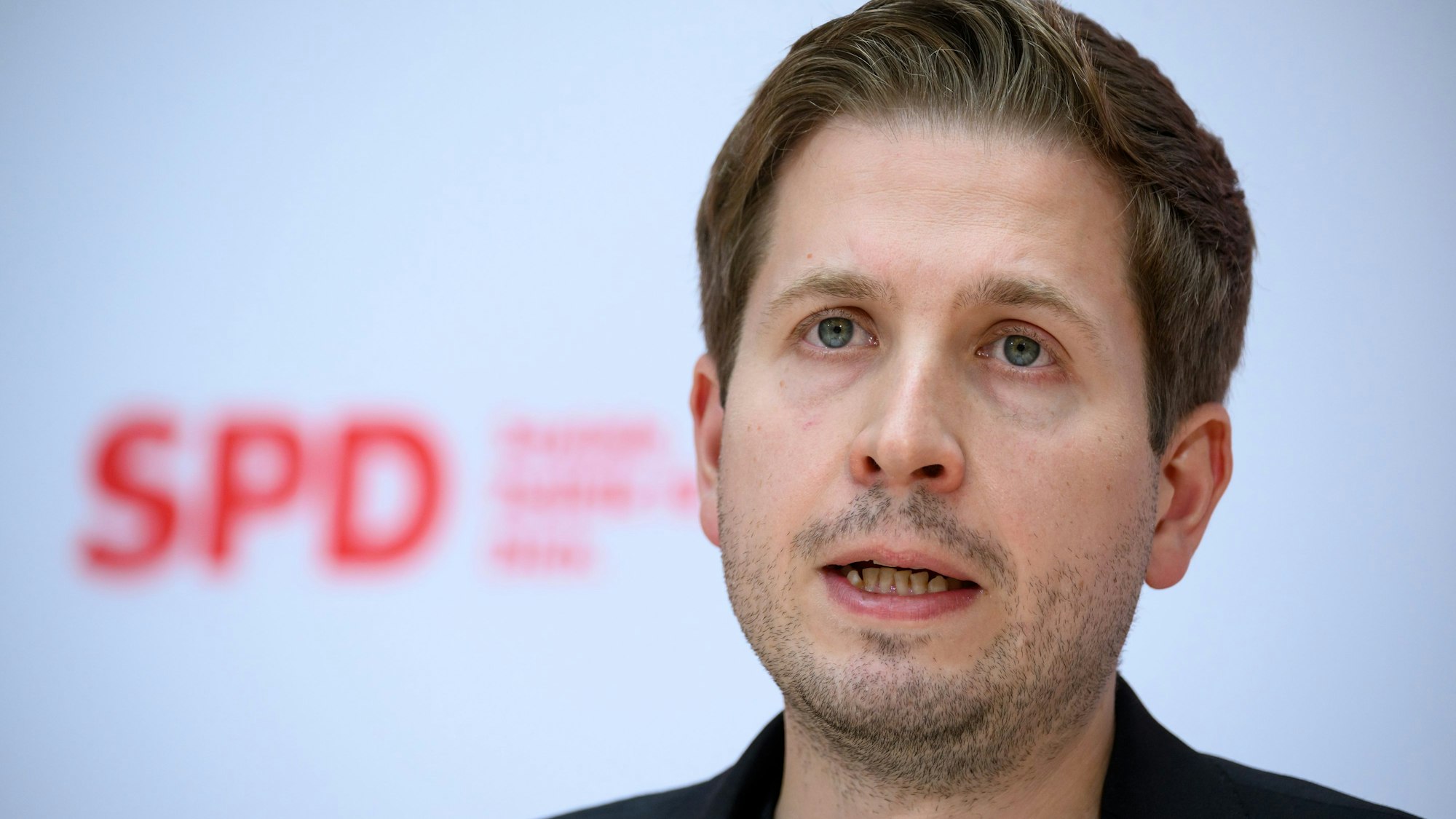 Kevin Kühnert, SPD-Generalsekretär, äußert sich bei einer Pressekonferenz nach der SPD-Präsidiumssitzung im Willy-Brandt-Haus.