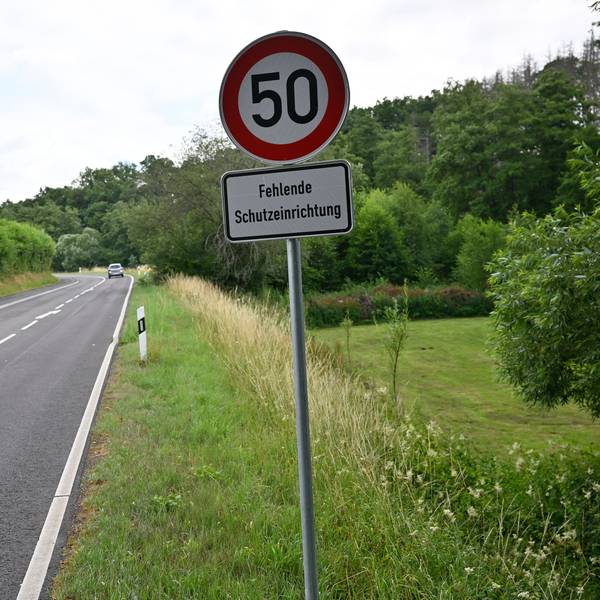 Ein Tempo-50-Schild steht neben einer Landstraße im Dürschtal bei Kürten-Dürscheid.