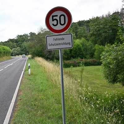Ein Tempo-50-Schild steht neben einer Landstraße im Dürschtal bei Kürten-Dürscheid.