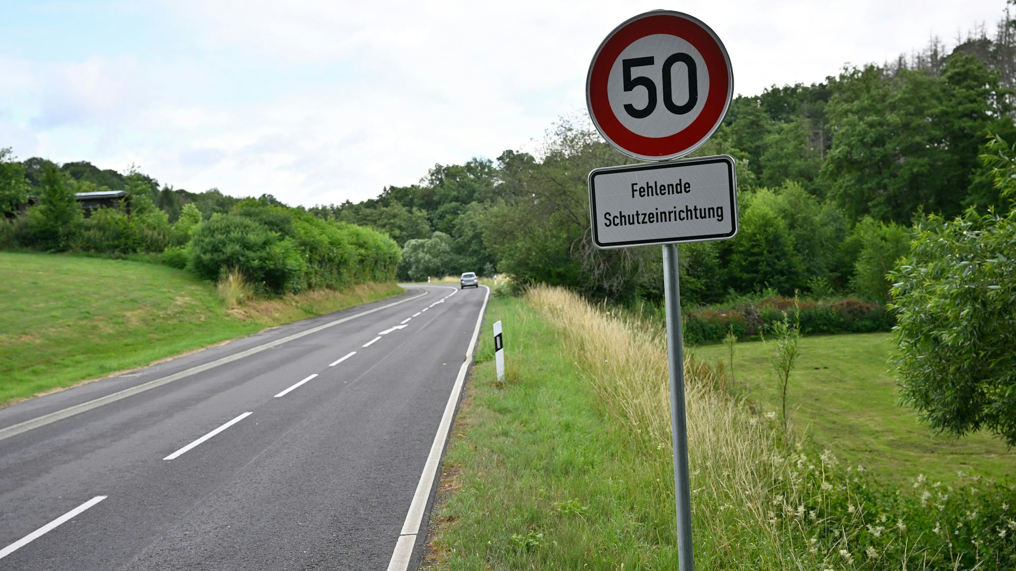 Ein Tempo-50-Schild steht neben einer Landstraße im Dürschtal bei Kürten-Dürscheid.