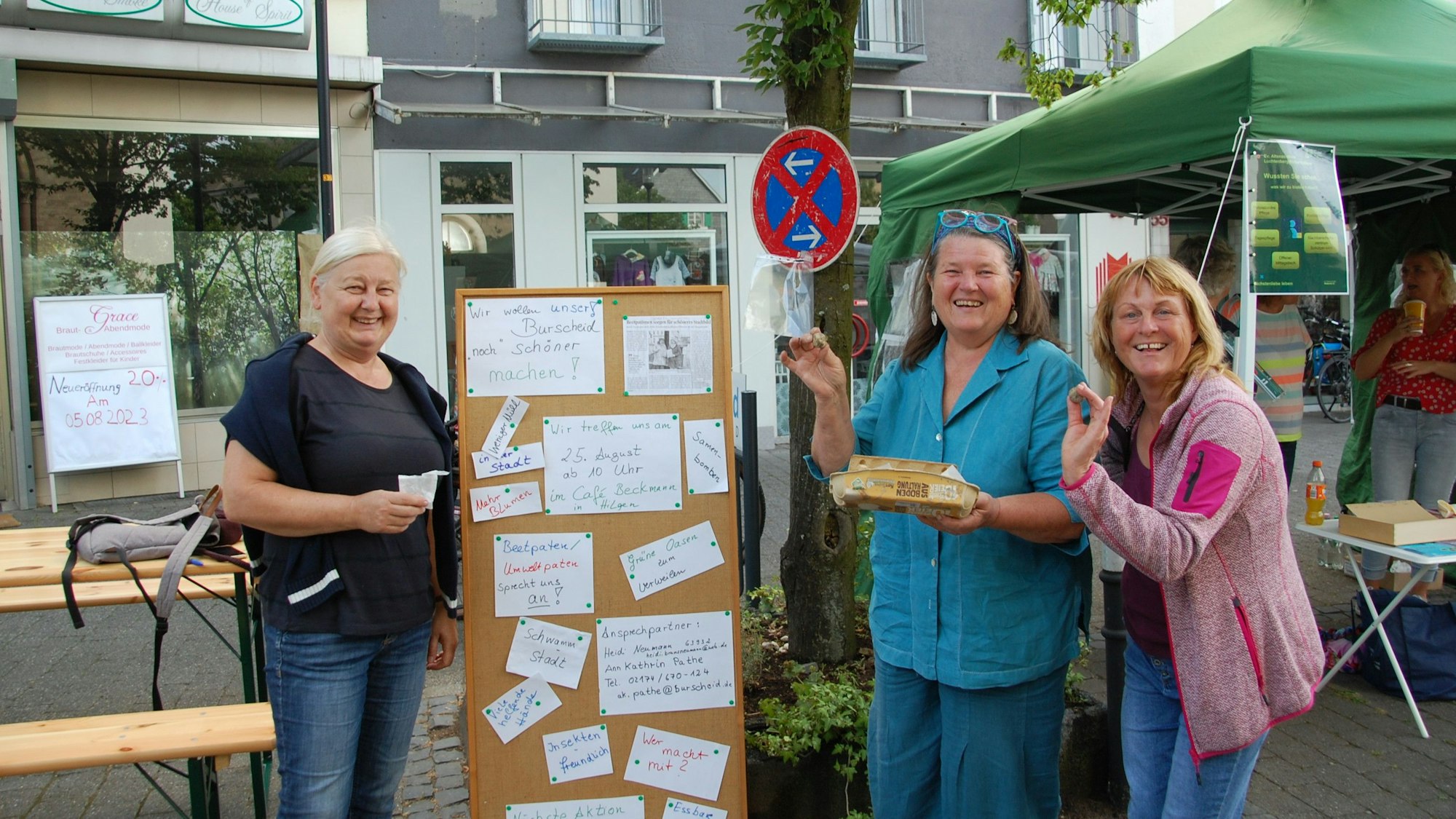 Heidi Neumann, Ulrike Schallenberg und Heidi Linden (von rechts nach links) mit ihrem Infostand 'Wir wollen unser Burscheid noch schöner machen.