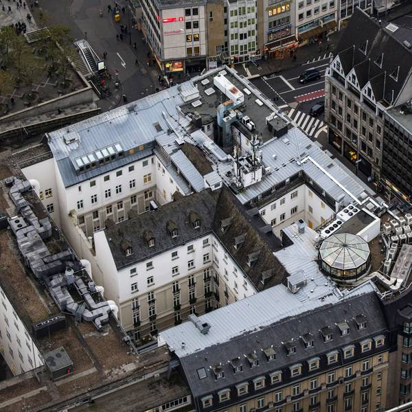 Luftbild von Dächern in der Kölner Innenstadt. Auf einigen sind Klimaanlagen zu sehen.