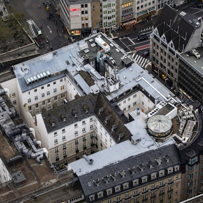 Luftbild von Dächern in der Kölner Innenstadt. Auf einigen sind Klimaanlagen zu sehen.