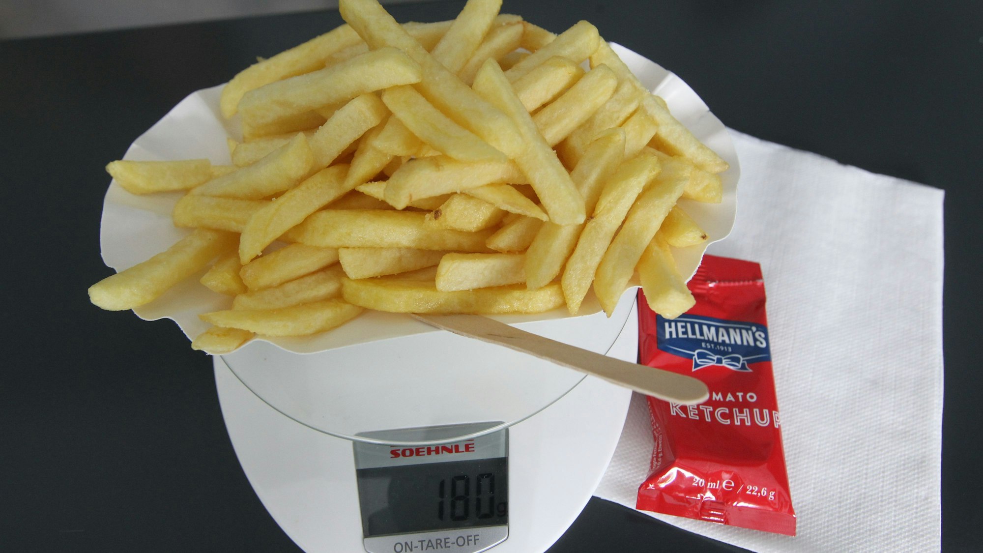 Sehr hell sind die Pommes frites im Troisdorfer Aggua, die Portion mit 180 Gramm eher klein.