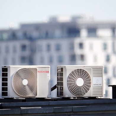 15.07.2022, Nordrhein-Westfalen, Düsseldorf: Eigentümer dürfen fest installierte Klimaanlagen nicht einfach auf eigene Faust einbauen. Sie brauchen die Erlaubnis der Eigentümergemeinschaft.
Wer die Klimaanlage runterschaltet, spart Energie. Foto: Martin Gerten/dpa/dpa-tmn - Honorarfrei nur für Bezieher des Dienstes dpa-Nachrichten für Kinder +++ dpa-Nachrichten für Kinder +++