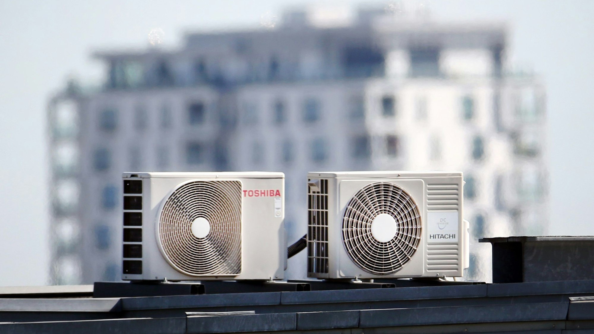 15.07.2022, Nordrhein-Westfalen, Düsseldorf: Eigentümer dürfen fest installierte Klimaanlagen nicht einfach auf eigene Faust einbauen. Sie brauchen die Erlaubnis der Eigentümergemeinschaft.
Wer die Klimaanlage runterschaltet, spart Energie. Foto: Martin Gerten/dpa/dpa-tmn - Honorarfrei nur für Bezieher des Dienstes dpa-Nachrichten für Kinder +++ dpa-Nachrichten für Kinder +++