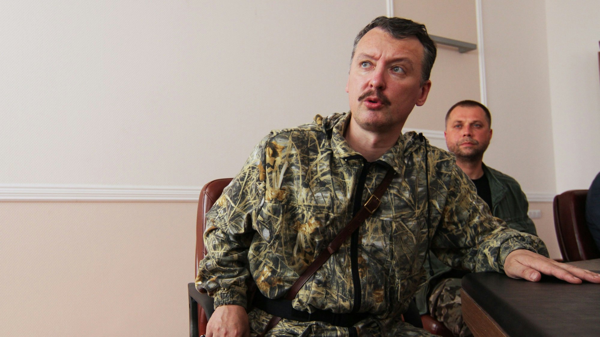 Igor Girkin, damals Anführer der russischen Separatisten in der Ostukraine, spricht während einer Pressekonferenz. Der Ex-Geheimdienstoffizier und Ultranationalist Girkin, bekannt unter dem Pseudonym Igor Strelkow, ist in Moskau festgenommen worden. (Archivbild)