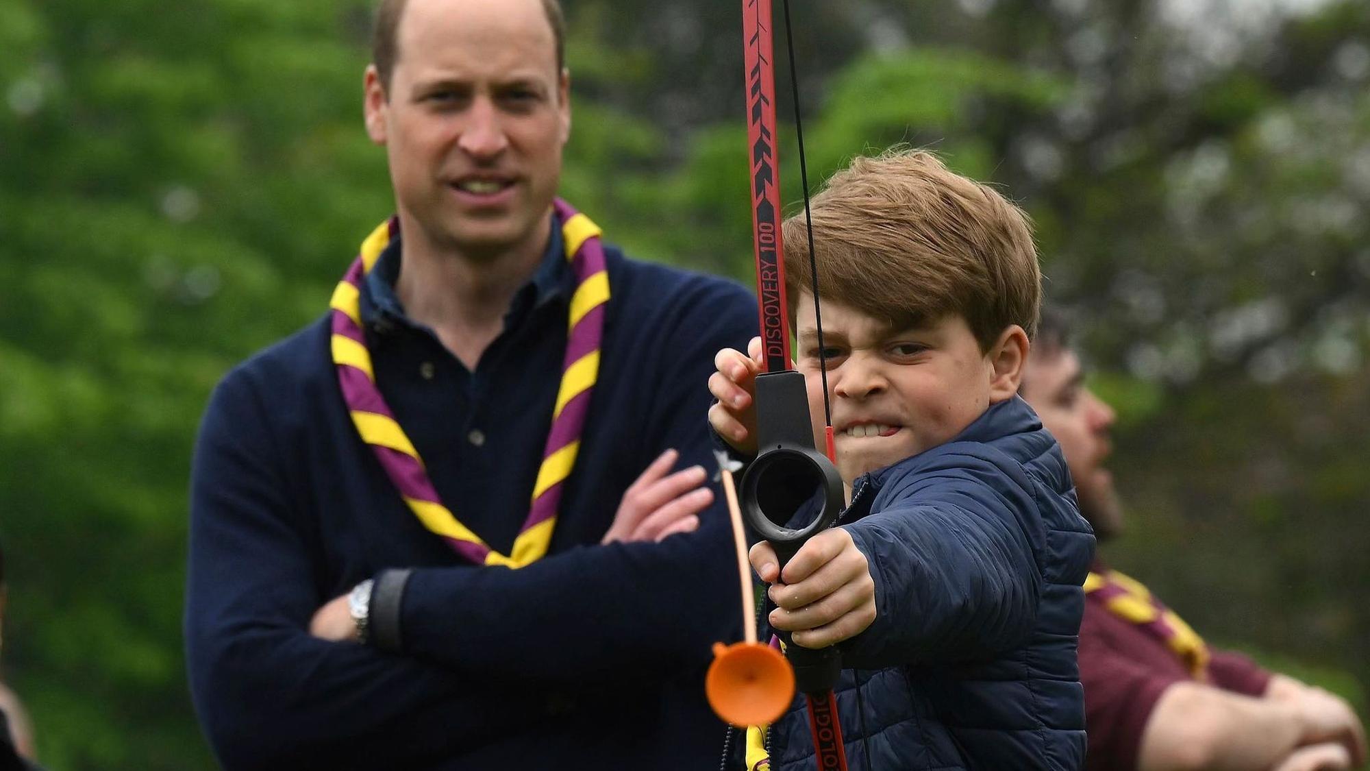 Prinz George versucht sich neben seinem Vater Prinz William im Bogenschießen..