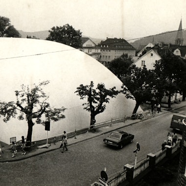 Eine Traglufthalle, die aussieht wie ein großer Wal.
