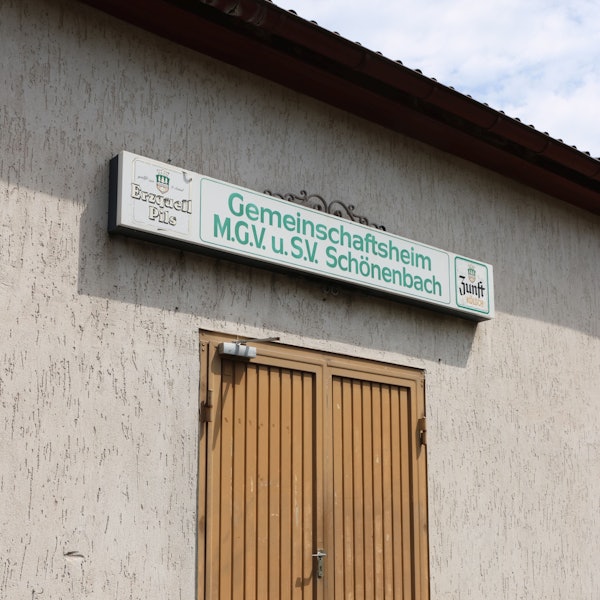 In der Waldbröler Ortschaft Schönenbach steht das Gemeinschaftsheim des MGV „Bergischer Liederkranz“ und des Fußballklubs SV Schönenbach. Es gilt als sanierungsbedürftig.