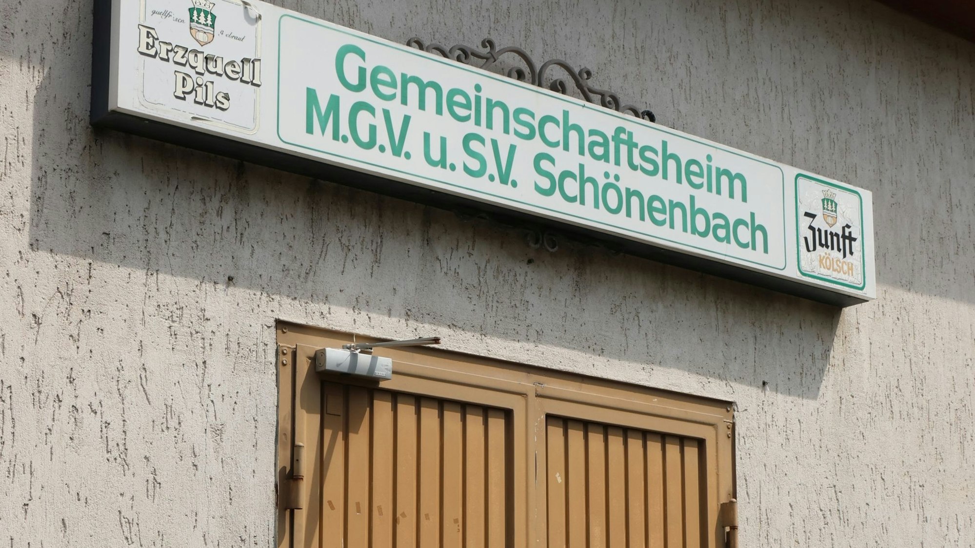 In der Waldbröler Ortschaft Schönenbach steht das Gemeinschaftsheim des MGV „Bergischer Liederkranz“ und des Fußballklubs SV Schönenbach. Es gilt als sanierungsbedürftig.