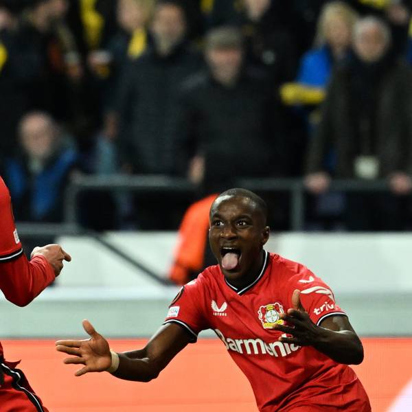 Leverkusens Torschütze Adam Hlozek (l) und Leverkusens Moussa Diaby jubeln über das 1:4.