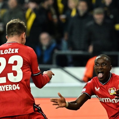 Leverkusens Torschütze Adam Hlozek (l) und Leverkusens Moussa Diaby jubeln über das 1:4.