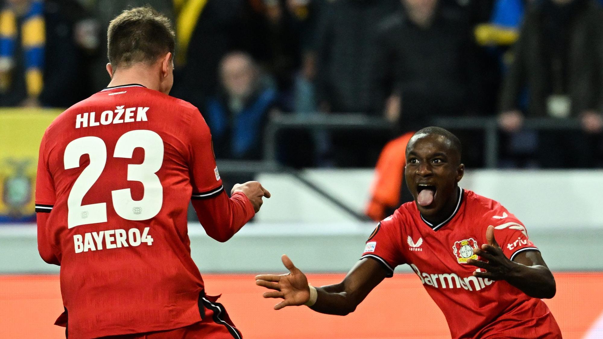 Leverkusens Torschütze Adam Hlozek (l) und Leverkusens Moussa Diaby jubeln über das 1:4.
