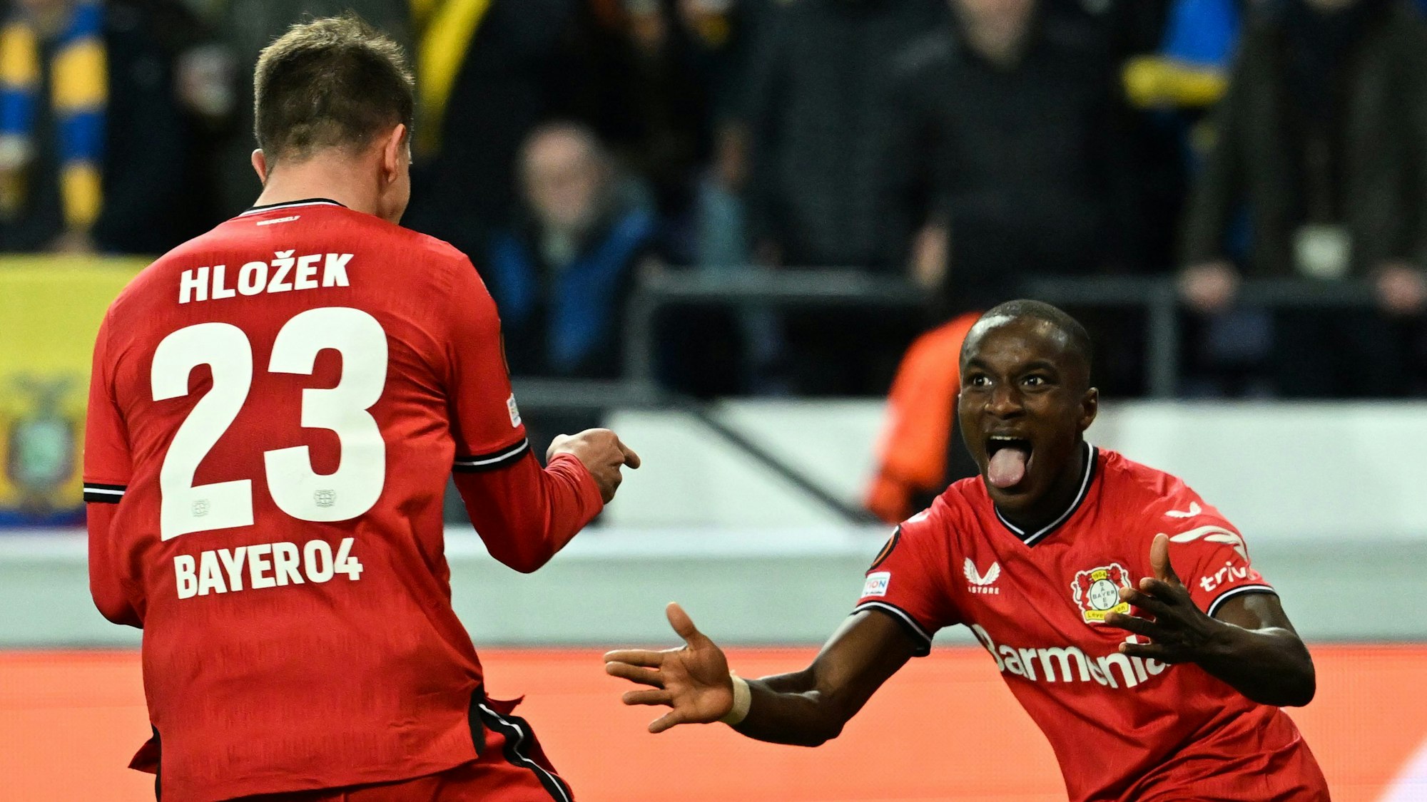 Leverkusens Torschütze Adam Hlozek (l) und Leverkusens Moussa Diaby jubeln über das 1:4.