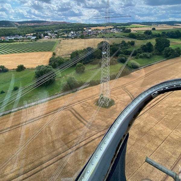 Das Bild zeigt einen Blick aus einem Hubschrauber auf eine 380-kV-Stromleitung bei Kalenberg.