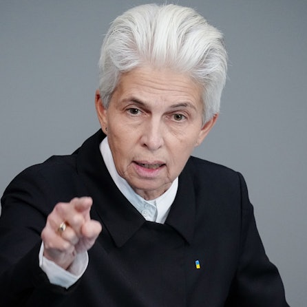 Marie-Agnes Strack-Zimmermann (FDP), Vorsitzende des Verteidigungsausschusses im Bundestag, spricht bei einer Sitzung des Bundestags. (Archivbild)