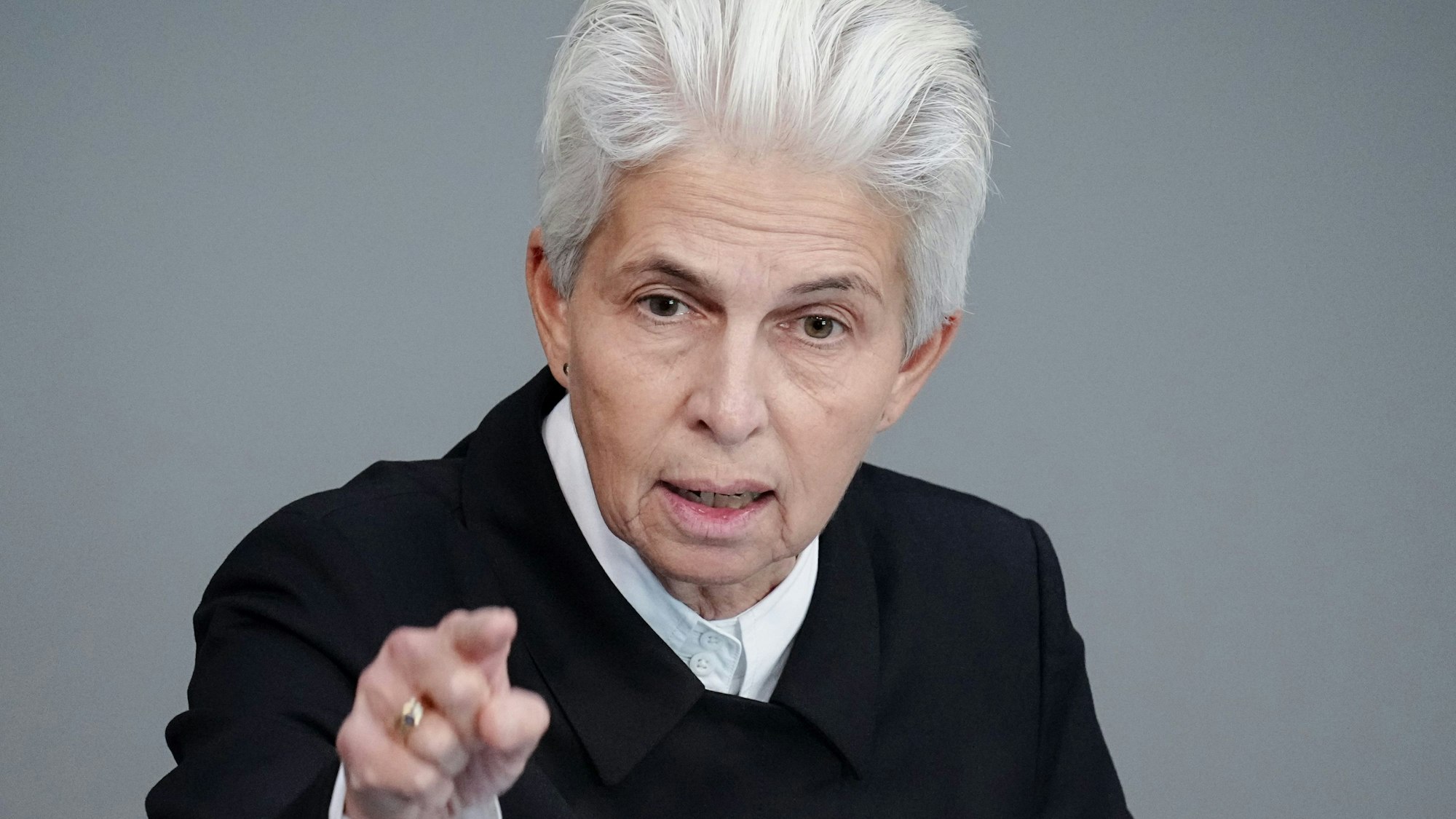 Marie-Agnes Strack-Zimmermann (FDP), Vorsitzende des Verteidigungsausschusses im Bundestag, spricht bei einer Sitzung des Bundestags. (Archivbild)