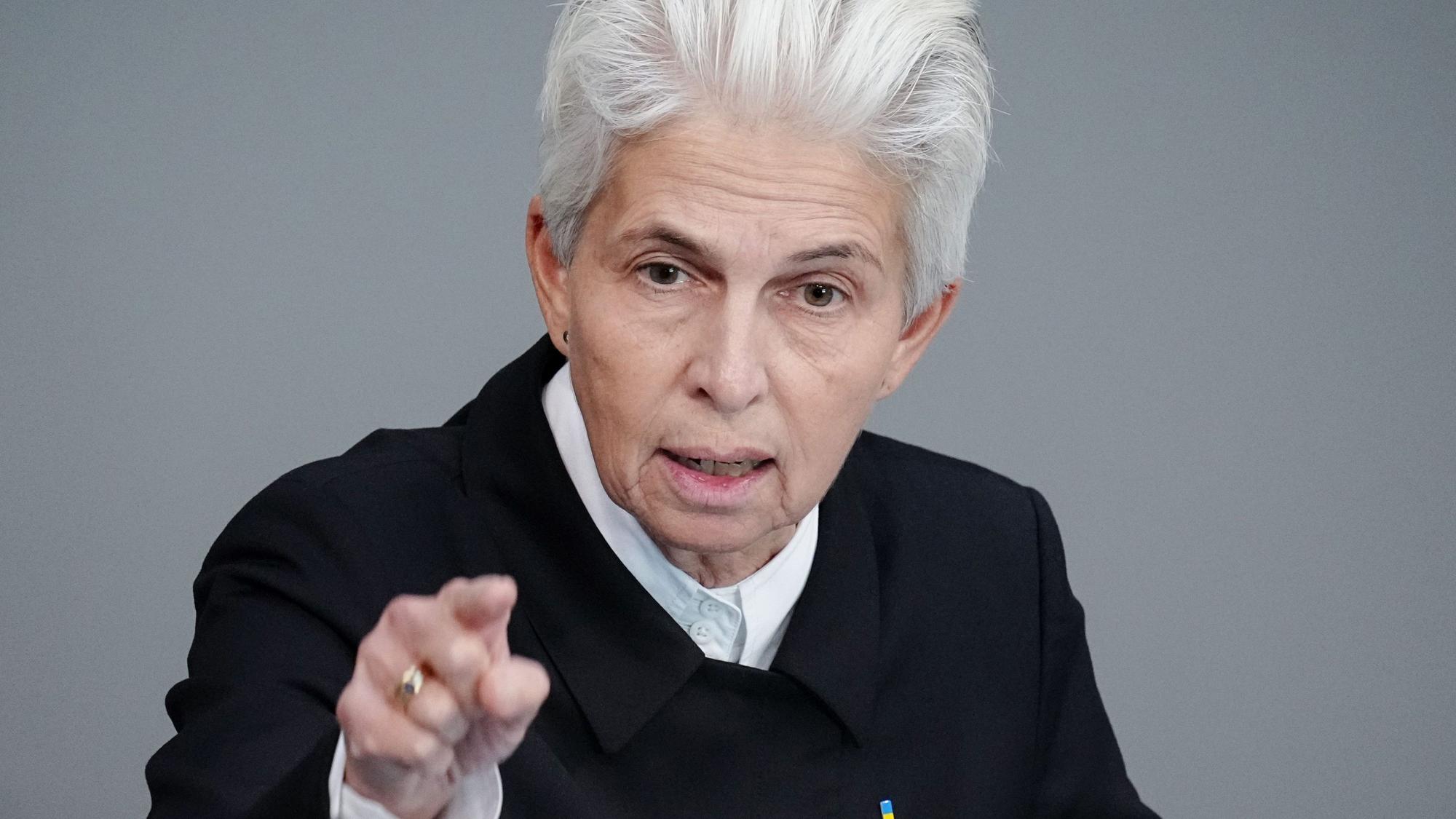 Marie-Agnes Strack-Zimmermann (FDP) spricht bei einer Sitzung des Bundestags. In Ravensburg geriet die FDP-Politikerin nun mit einer Gruppe von Störern aneinander. (Archivbild)
