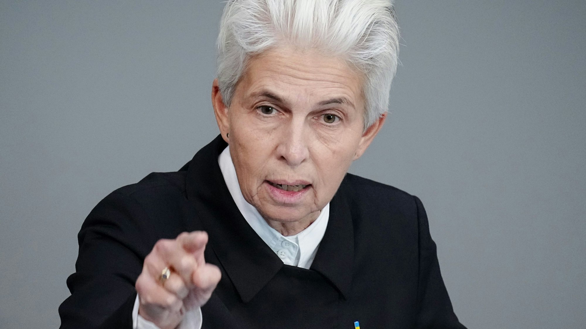 Marie-Agnes Strack-Zimmermann (FDP) spricht bei einer Sitzung des Bundestags. In Ravensburg geriet die FDP-Politikerin nun mit einer Gruppe von Störern aneinander. (Archivbild)