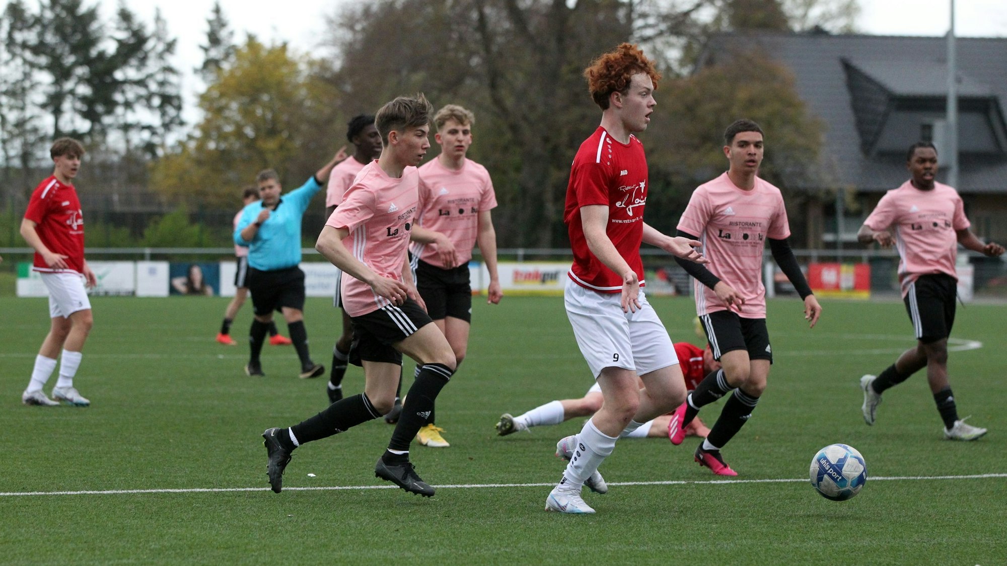 Eine Spielszene aus einem B-Jugend-Fußballspiel der JSG Erft gegen Laurensberg.