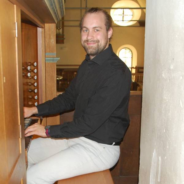 Bernhard Herzog an der Orgel.