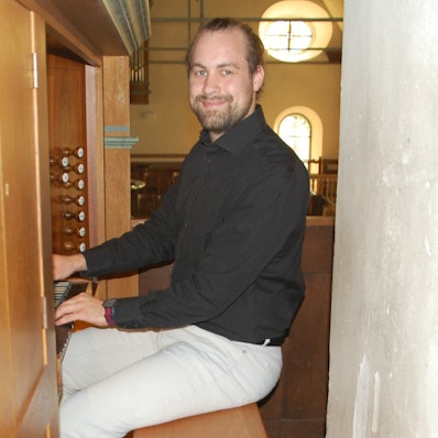 Bernhard Herzog an der Orgel.