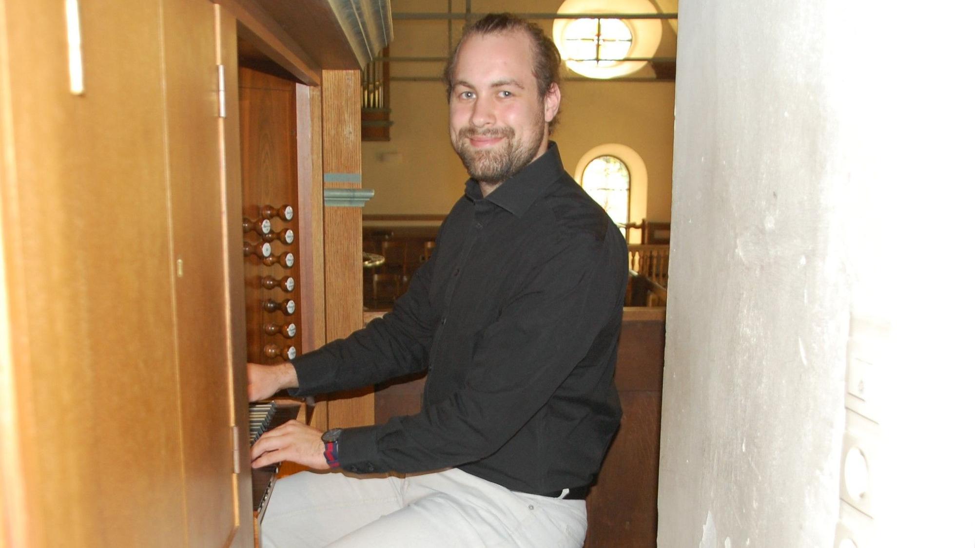 Bernhard Herzog an der Orgel.