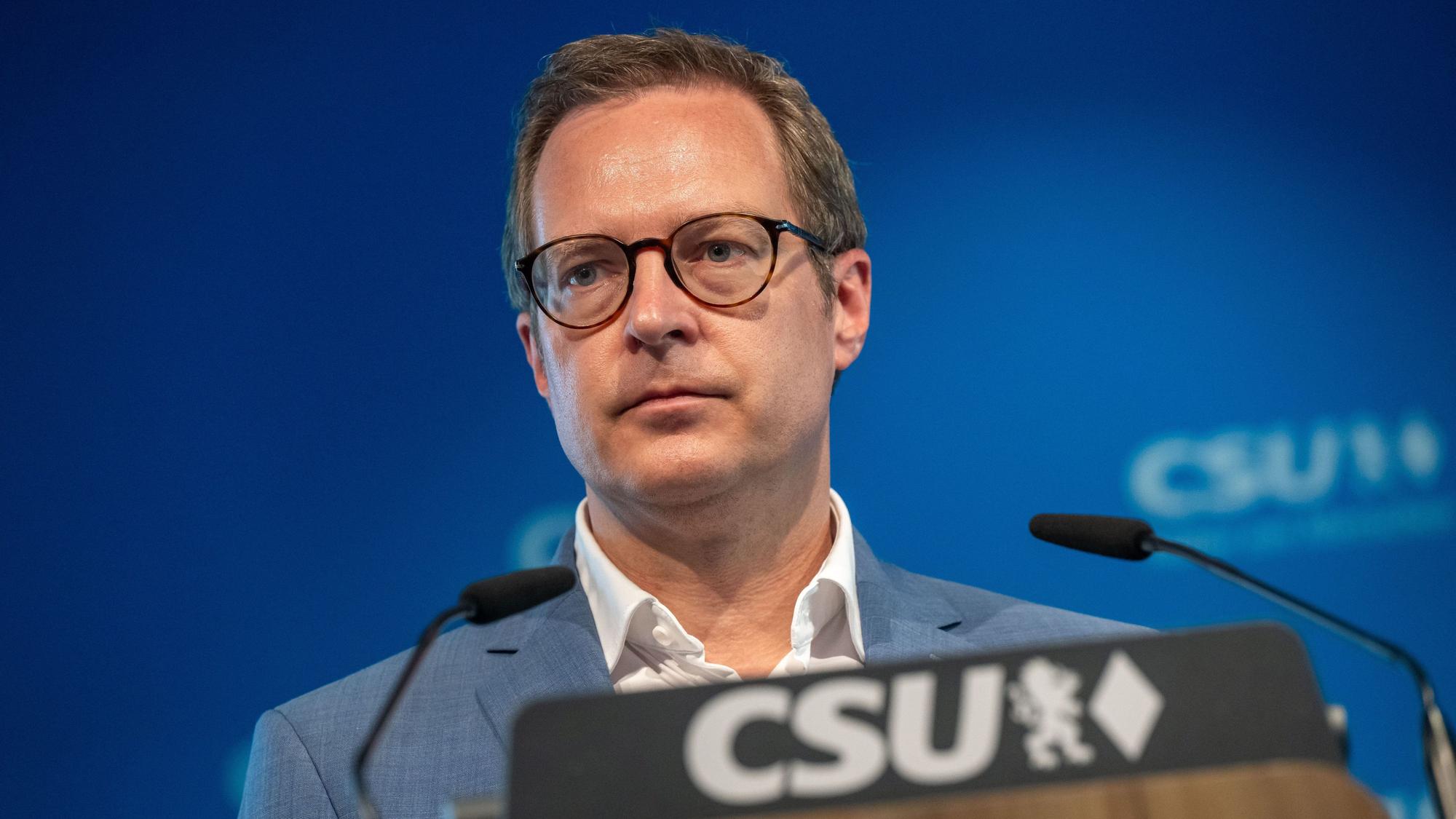 Martin Huber, CSU-Generalsekretär, nimmt nach einer Sitzung des CSU-Vorstand in der Parteizentrale an der abschließenden Pressekonferenz teil.