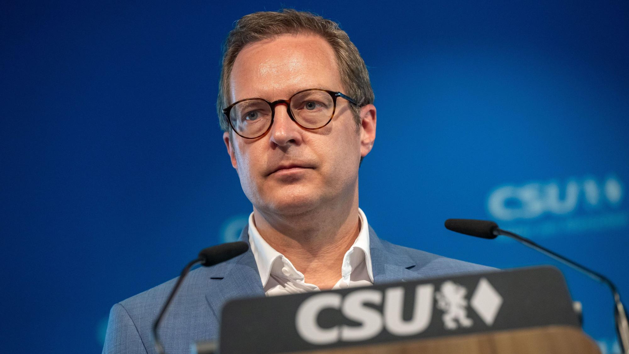 19.06.2023, Bayern, München: Martin Huber (l), CSU-Generalsekretär, nimmt nach einer Sitzung des CSU-Vorstand in der Parteizentrale an der abschließenden Pressekonferenz teil. Thema waren unter andrem das Regierungsprogramm für die Landtagswahl am 8. Oktober 2023. Foto: Peter Kneffel/dpa +++ dpa-Bildfunk +++