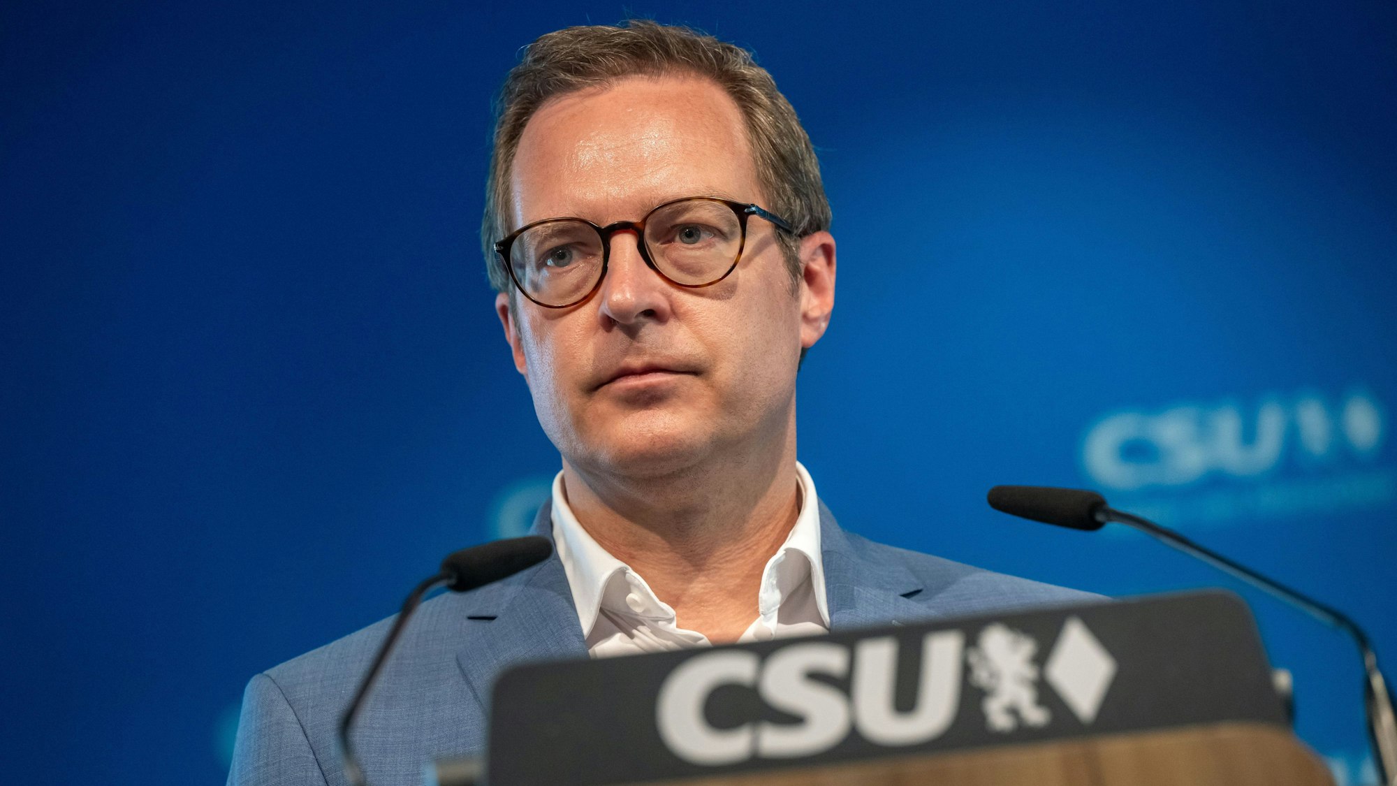 19.06.2023, Bayern, München: Martin Huber (l), CSU-Generalsekretär, nimmt nach einer Sitzung des CSU-Vorstand in der Parteizentrale an der abschließenden Pressekonferenz teil. Thema waren unter andrem das Regierungsprogramm für die Landtagswahl am 8. Oktober 2023. Foto: Peter Kneffel/dpa +++ dpa-Bildfunk +++