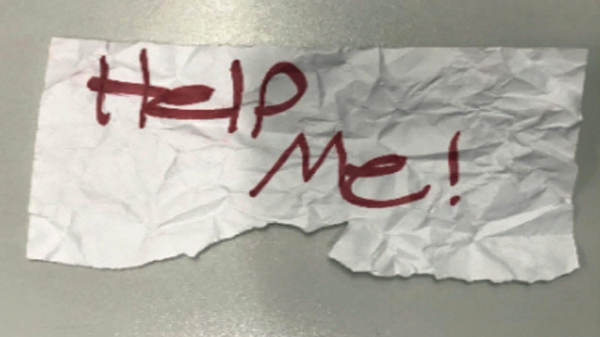 Dieses „Help Me!“-Schild leitete eine Rettungsaktion in Texas ein, bei dem ein entführtes 13-jähriges Mädchen aus den Fängen ihres Entführers befreit werden konnte.