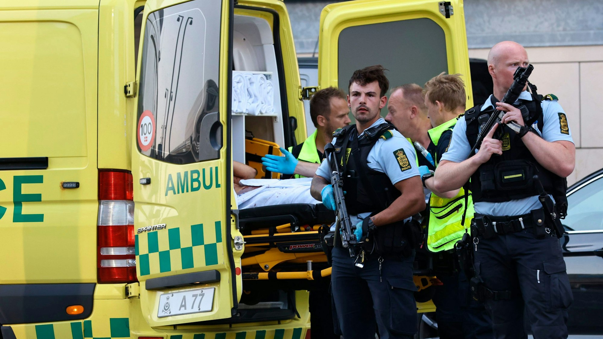 Ein Krankenwagen und bewaffnete Polizisten vor dem Einkaufszentrum Field's in Orestad.