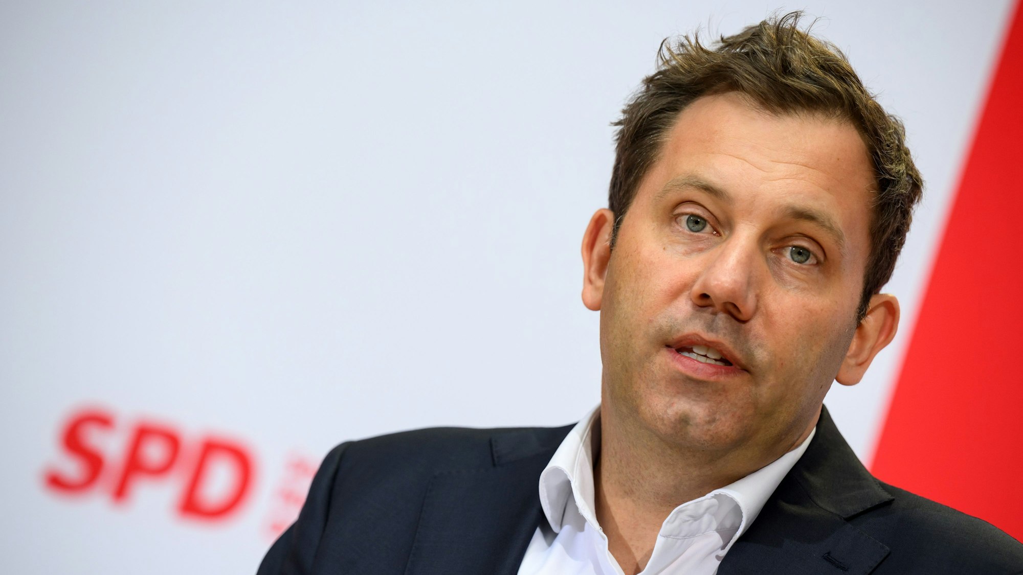 Lars Klingbeil, Vorsitzender der SPD, äußert sich bei einer Pressekonferenz.