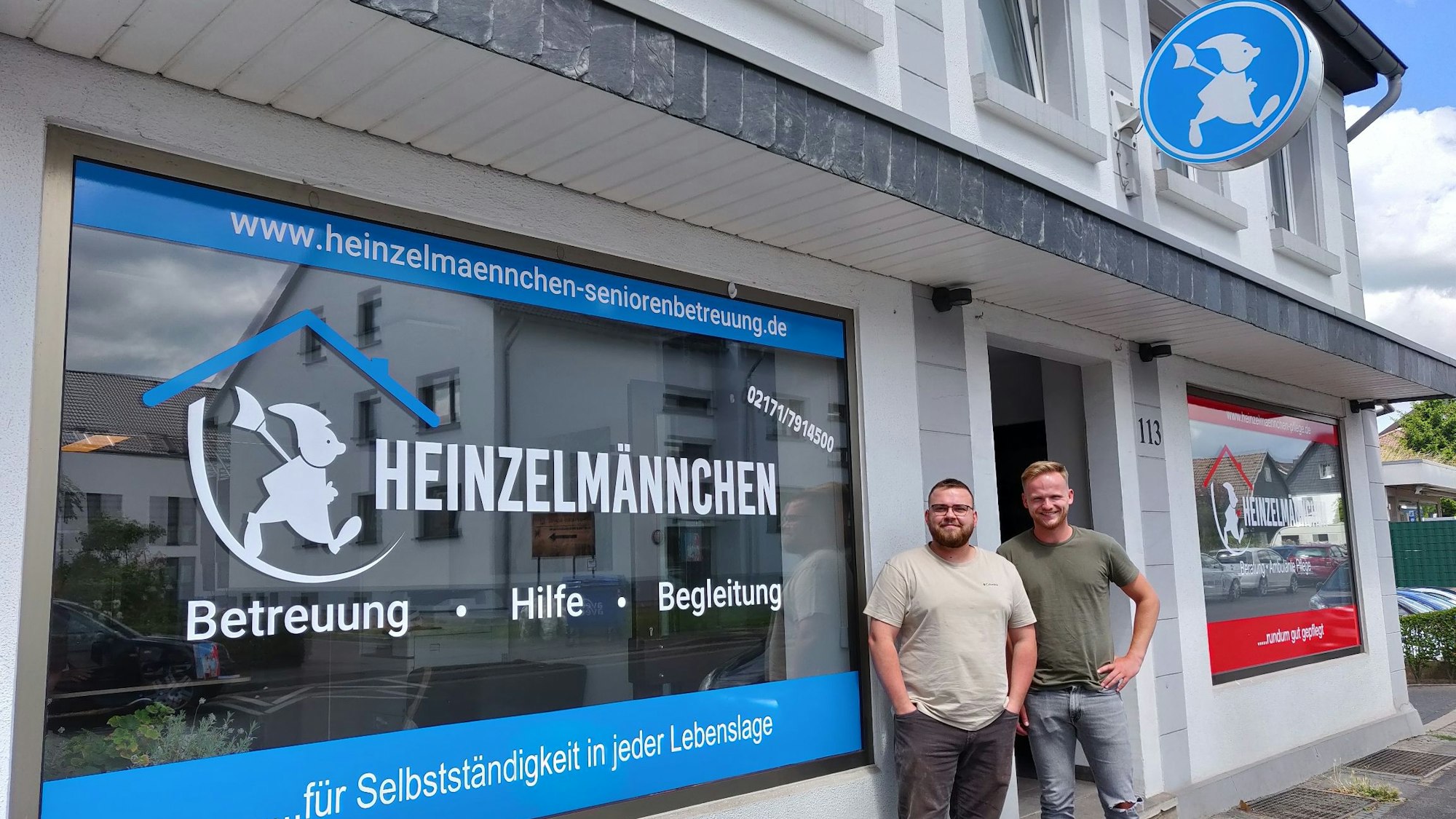 Vertriebsleiter Joshua Mers (r.) und GF Christopher Leffin am Leverkusener Büro der Heinzelmännchen in Bergisch Neukitchen.