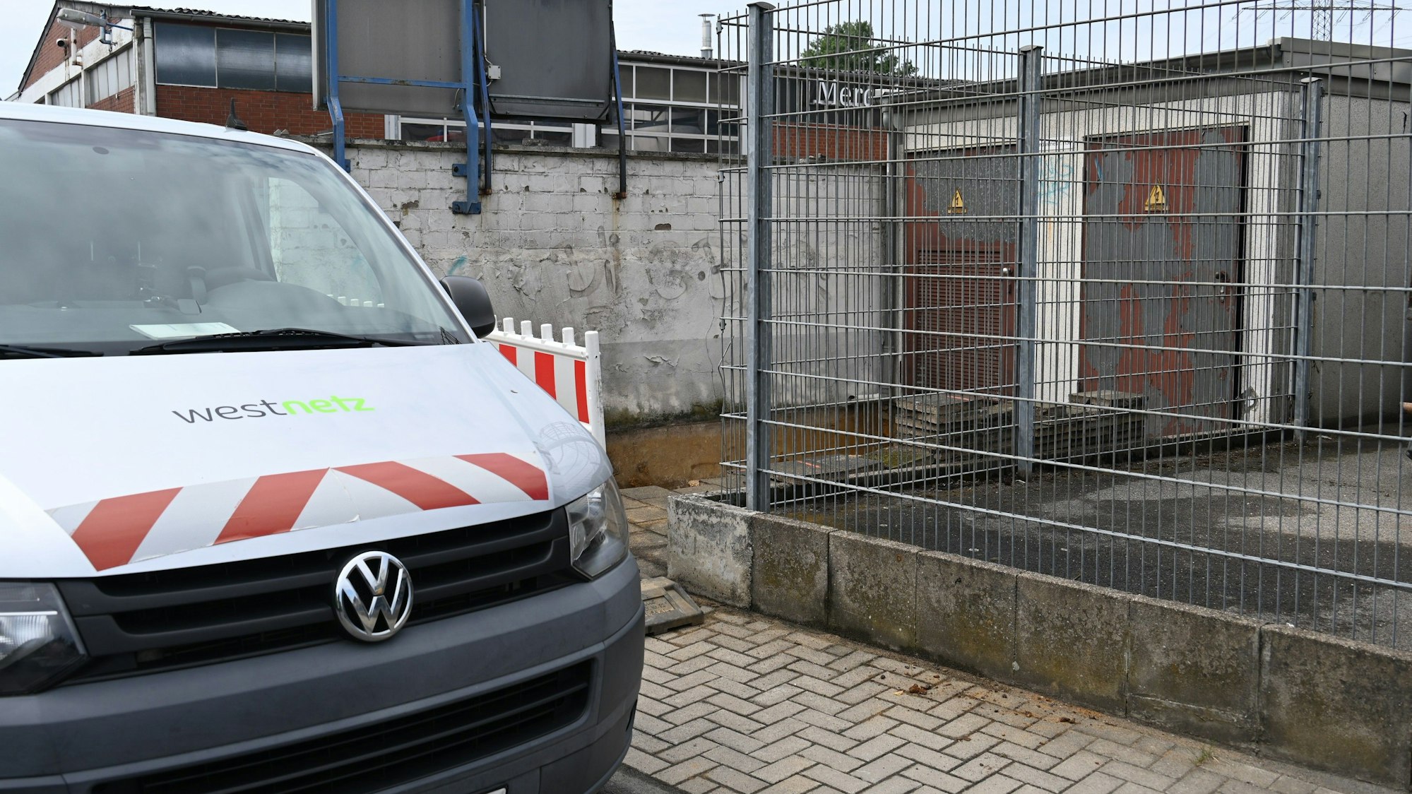 Auf dem Foto ist ein Wagen des Netzbetreibers Westnetz vor dem Trafohaus zu sehen.