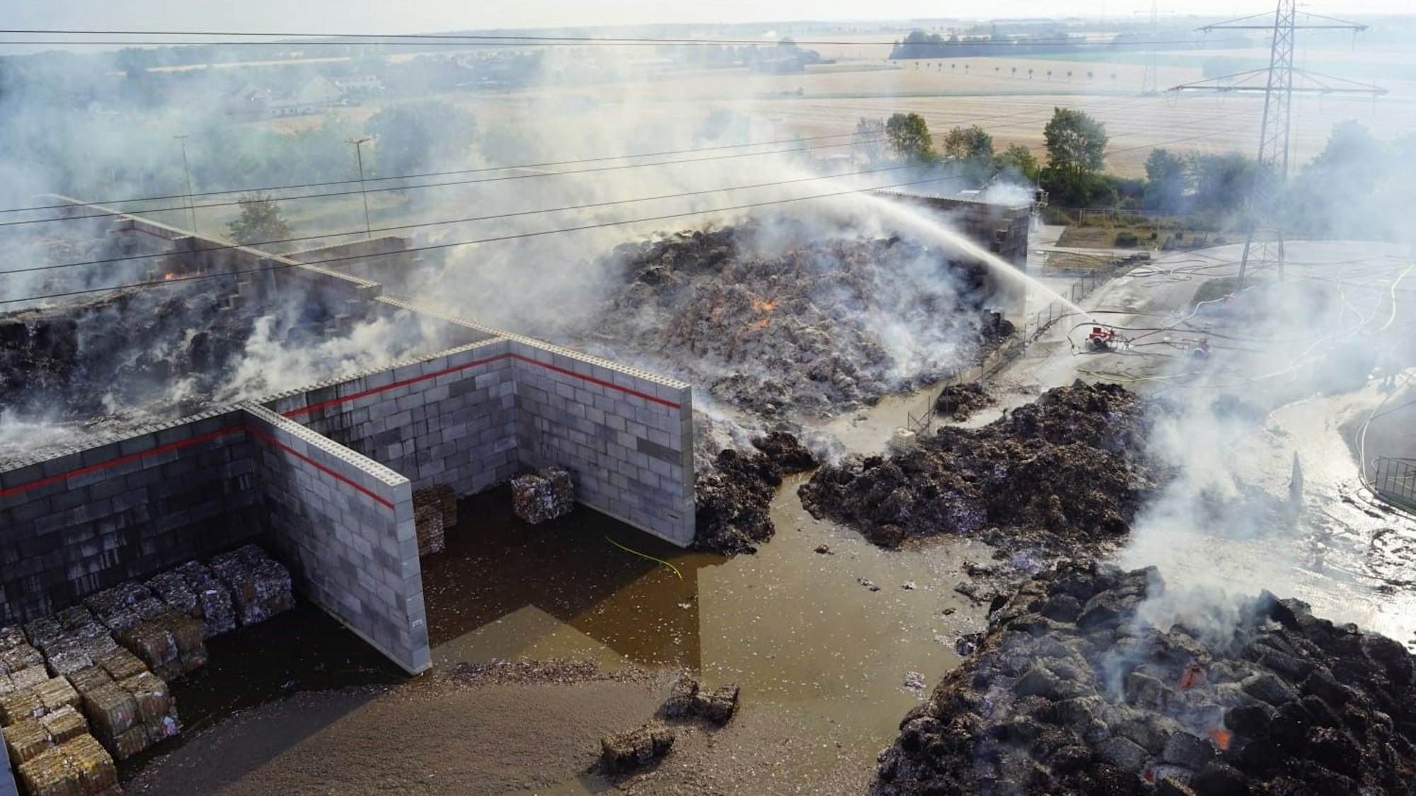 Das Bild zeigt aus der Luft das Ausmaß des Feuers.