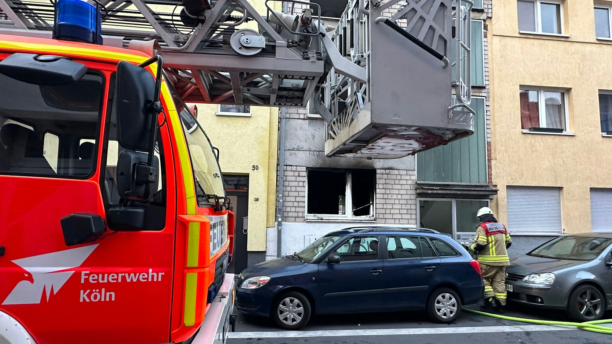 Bei dem Feuer in der Vorsterstraße in Köln-Kalk sind mehrere Menschen verletzt worden. Die Brandursache ist noch unklar.