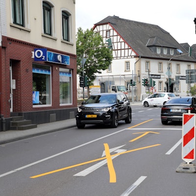 Ein weißes Auto biegt entgegen der Ausschilderung von der Overather Hauptstraße nach links in die Propsteistraße ab. Drei andere Autofahrer verstoßen nicht gegen die geänderte Verkehrsregelung.