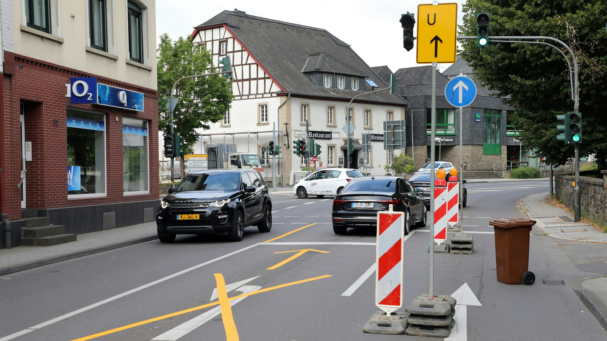 Ein weißes Auto biegt entgegen der Ausschilderung von der Overather Hauptstraße nach links in die Propsteistraße ab. Drei andere Autofahrer verstoßen nicht gegen die geänderte Verkehrsregelung.