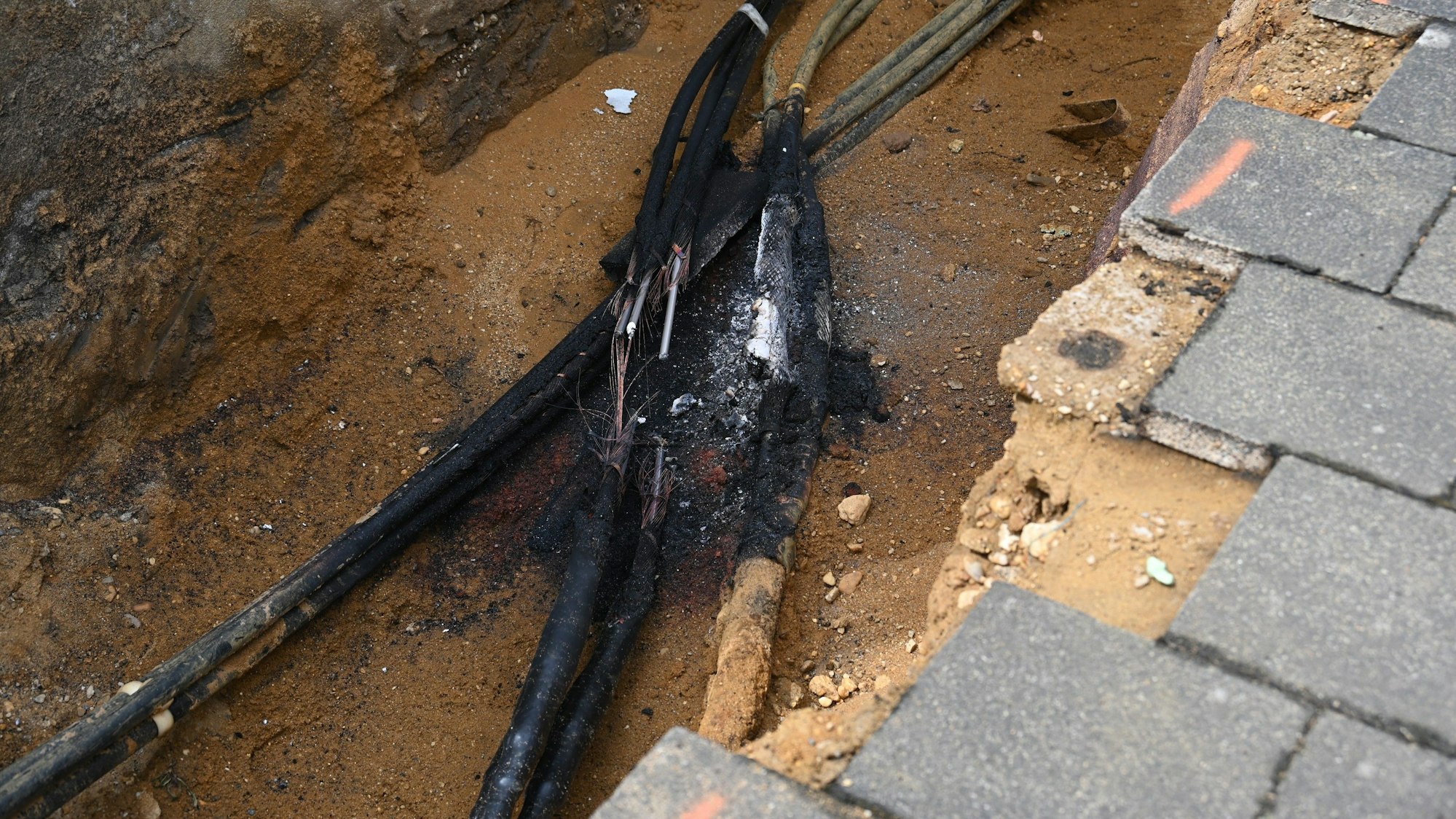 Das Foto zeigt das Kabel, das den Brand verursacht hat.